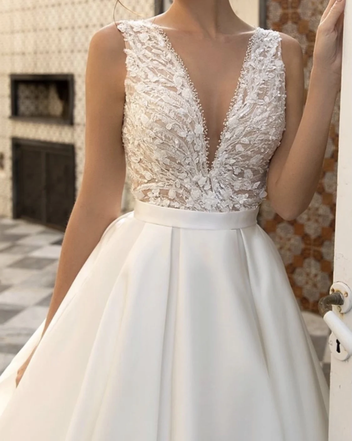 Robe de mariée en satin à col en V, robe de mariée personnalisée, perles scintillantes, bouton précieux, appliques en dentelle, train de balayage, patients