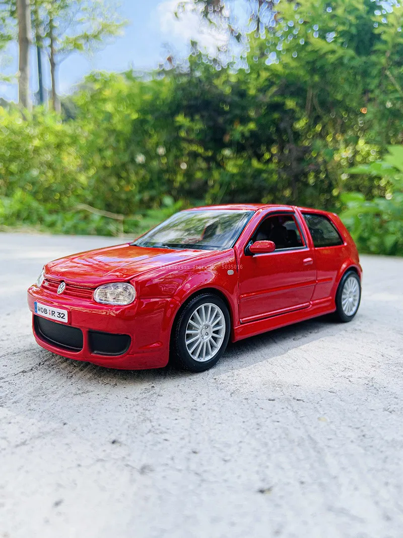 Maisto 1:25 Volkswagen Golf R32 classic cars simulation Die casting alloy car model crafts decoration collection toy tools gift