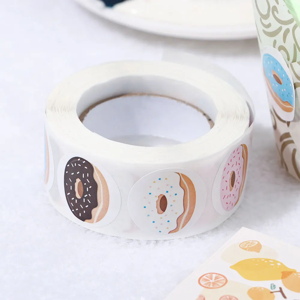 500 PCS 2.5 ซม.น่ารัก Donut สติกเกอร์ซีลป้ายบรรจุภัณฑ์ของขวัญสติกเกอร์งานแต่งงานของขวัญวันเกิดสติกเกอร์คุกกี้ป้ายตกแต่ง