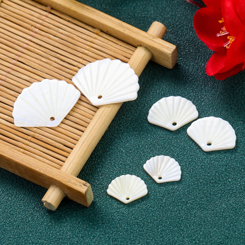 5 قطعة المياه العذبة الطبيعية الأبيض قذيفة منحوتة مروحة قلادة Charm قذيفة DIY بها بنفسك دبوس الشعر قلادة القرط صنع المجوهرات الإكسسوارات