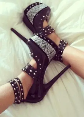 

Sexy Rivets Studs Straps Buckle Crystal Platform Pumps Ladies Ball Dress High Heels Patent Leather Ladies Super Heels Stiletto