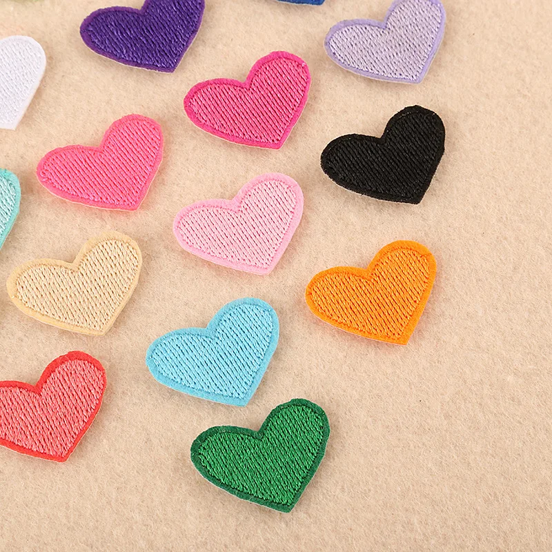 20pcs Della Miscela di Colori Mini Cuore di Patch Del Fumetto Carino Adesivi per I Vestiti Del Bambino Scarpe Cappelli Borse Iron On Sew On tessuto