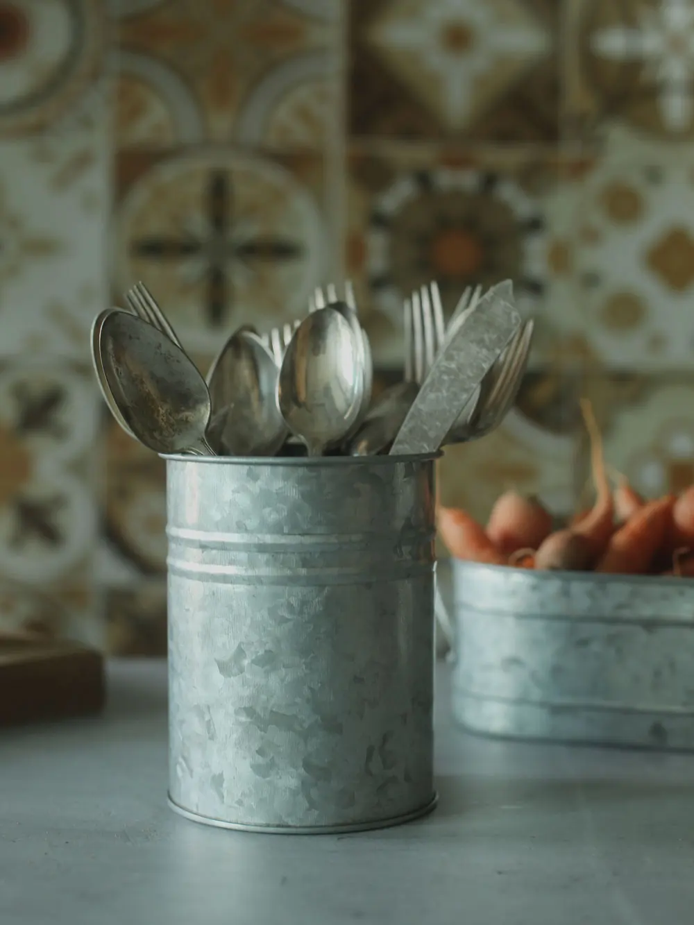 Vecchio secchio di ferro zincato floreale secchio di fiori retrò conservazione Desktop decorazione della casa cibo fotografia puntelli