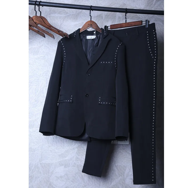 

2019 new man popular logo single-breasted suit personality rivet edge decoration fashionable man suit set two pieces.