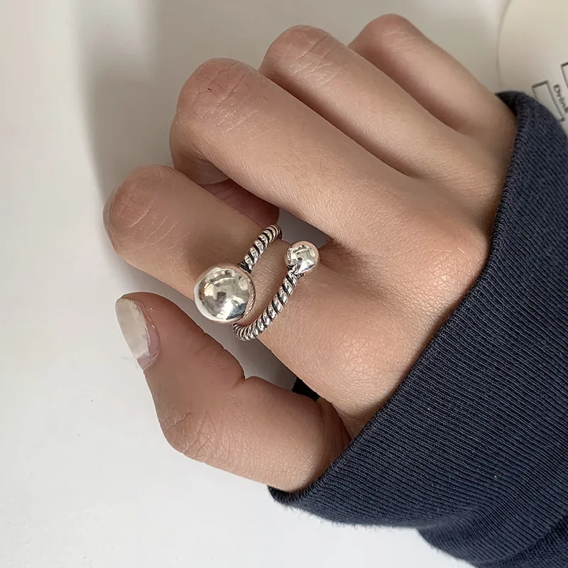 Anello a sfera intrecciato a catena cava retrò color argento Moda femminile Temperamento di tendenza aperto Regalo di gioielli di alta qualità