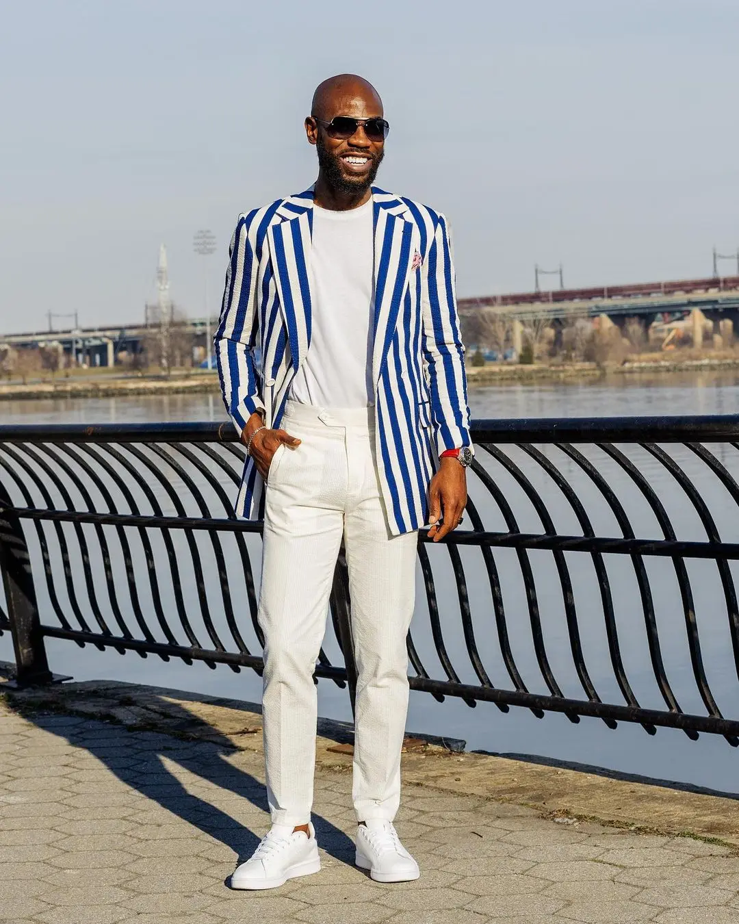 2 Pieces Stripes Mens Wedding Tuxedos Custom Made Blauwe Strepen Blazer & Witte Broek Bruidegom Bruidsjonkers Pak Heren Causale Slijtage