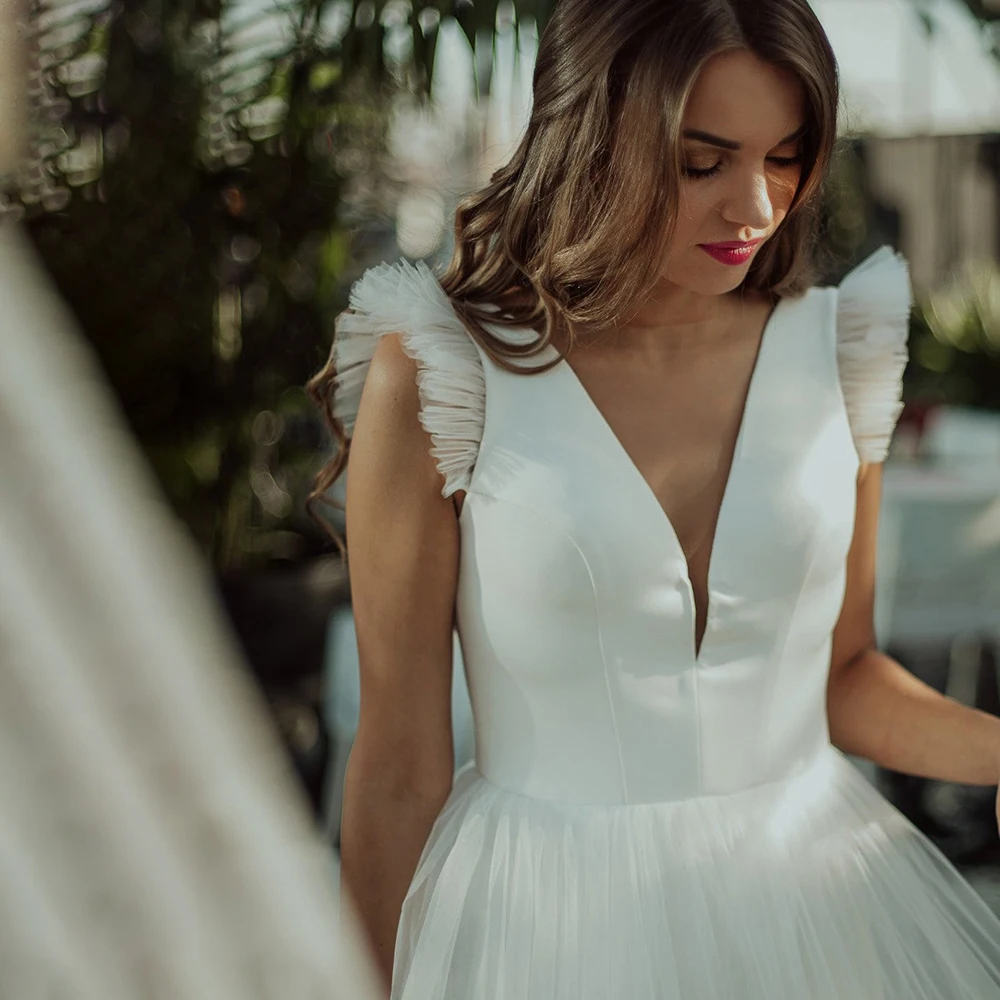 Vestidos de novia de tul escalonados con cuello de pico profundo, línea A, botones abiertos en la espalda, vestidos de novia de princesa hechos A medida, talla grande 2021, para playa al aire libre