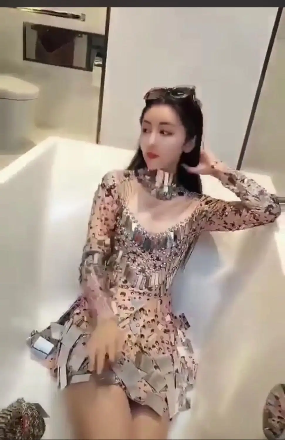 

Новая сексуальная женская одежда телесного цвета с длинными рукавами для выступлений на сцене и блестками