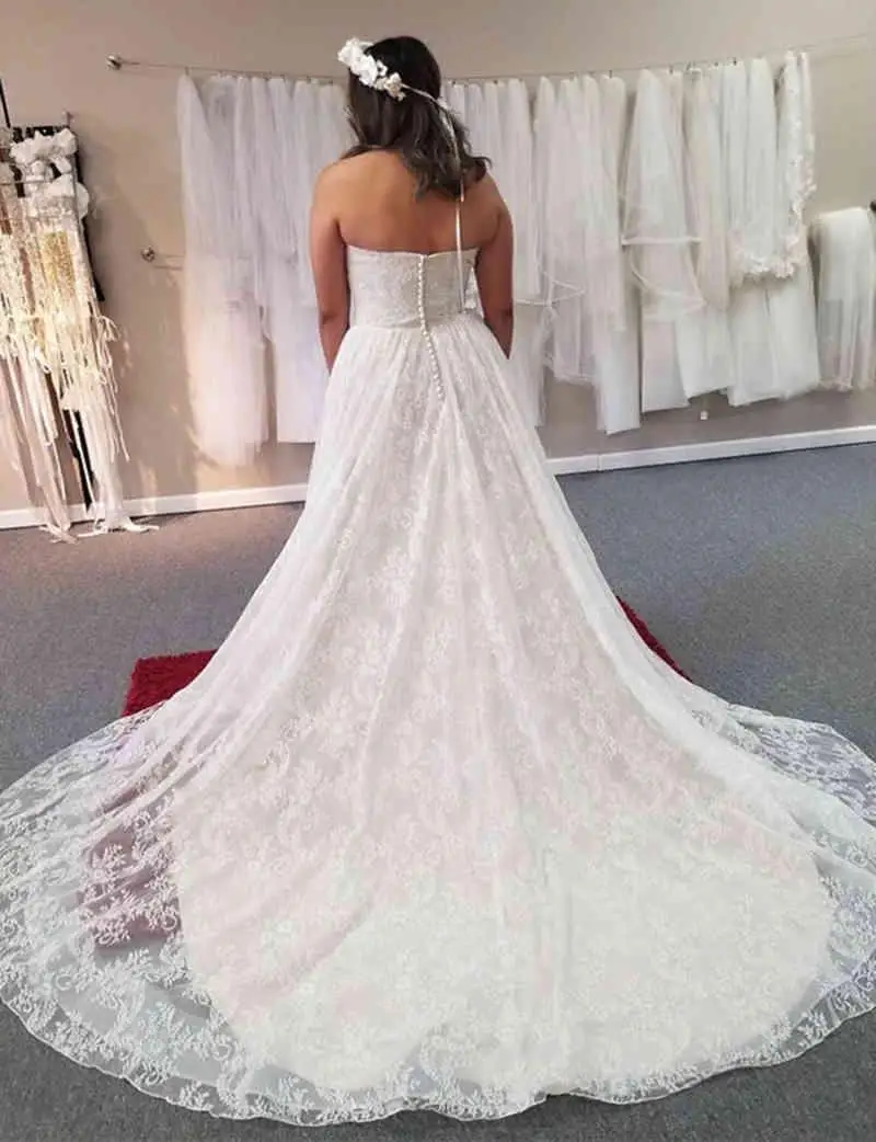 Vestido de novia de corte A romántico, sin tirantes corpiño plisado, con abertura alta, apliques, con tren largo, hecho A medida