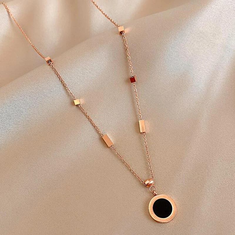 Klassische Titan Stahl römische Ziffer schwarz und weiß Scheibe Anhänger Halskette Mode koreanischen Schmuck ungewöhnliche Frau Schlüsselbein Kette