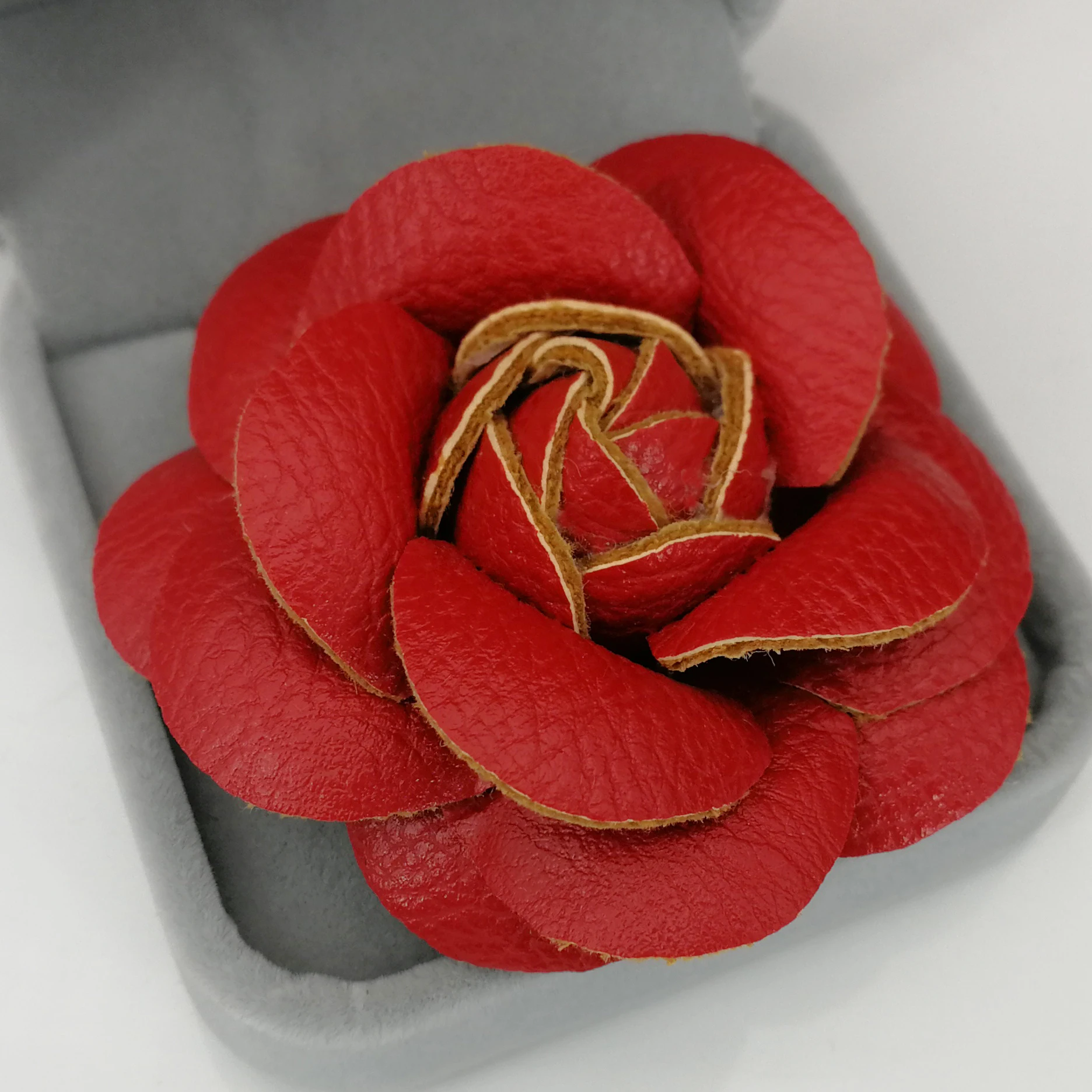 2020 Hot Lederen Camellia Broches Voor Vrouwen Elegante Grote Bloem Pins Sjaal Gesp Mode-sieraden Jas Accessoires Broche