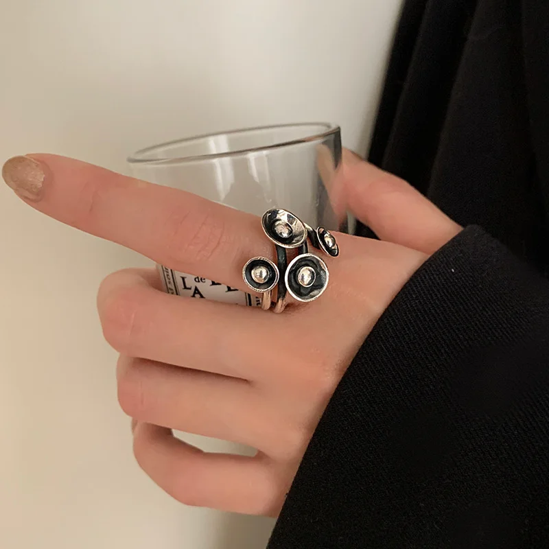 QMCOCO Classic Vintage Sillver Color Design Flower Twist Stripe Geometric Ring For Women Light Luxury Fashion Party Gifts