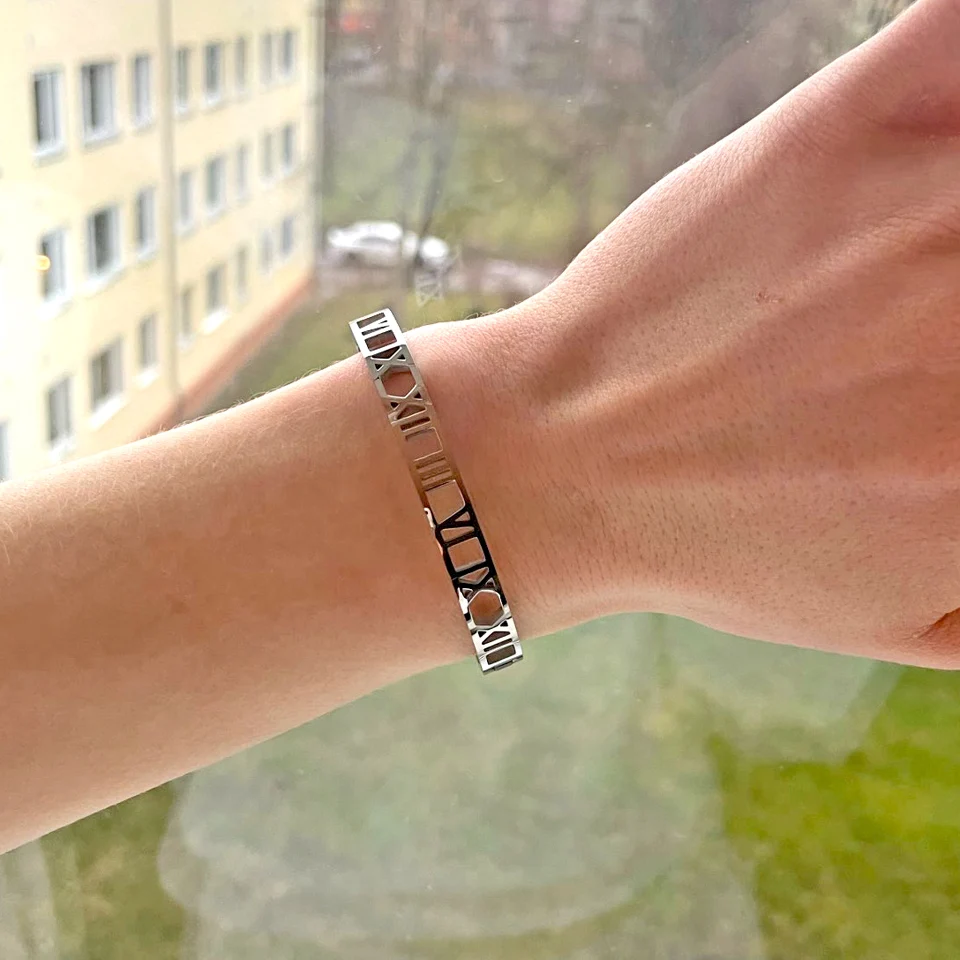 Hot Classic Design Hollow Roman Numeral Bracelets & Bangles Beautiful And Elegant Fine Jewelry For Women Stainless Steel Bangle