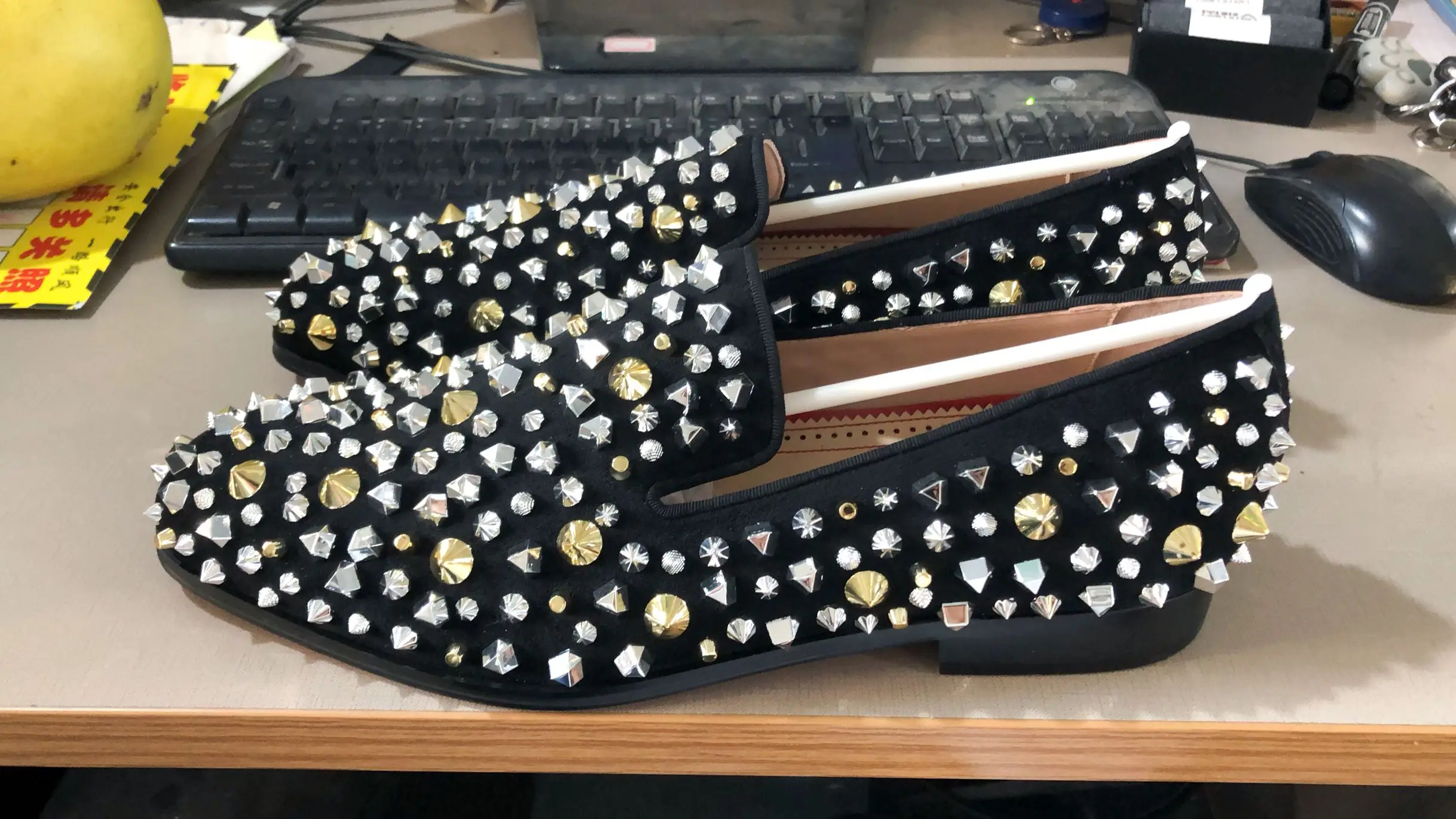 

Newest Novetly Rivet Loafers Decorated Gentlemen Casual Shoes Comfortable Pointed Toe Shallow Style Fashion Outdoor Men Shoes