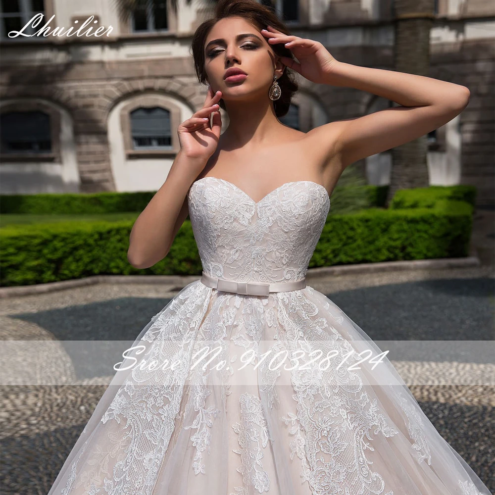 Suknie ślubne Lhuilier na zamówienie, fason A, bez ramiączek, z koronkowymi aplikacjami, długość do podłogi, bez rękawów, z odpinanym trenem.