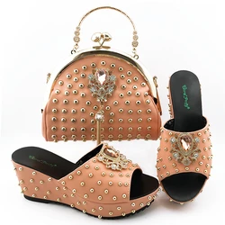 Set di scarpe e borse da donna nigeriane in stile cristallo africano di moda di Design italiano di vendita caldo decorato con strass in verde