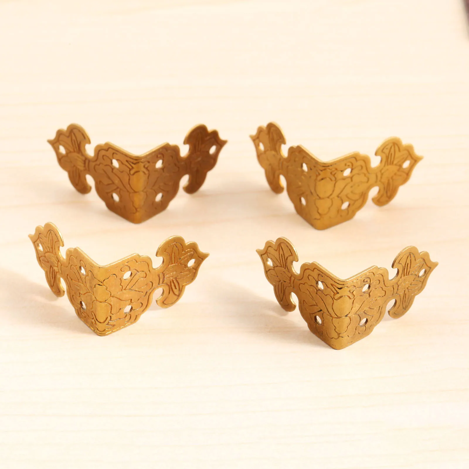 4Pcs 25x25mm Antique Brass Wood Box Feet Leg Corner Brackets Protector Hardware Metal Crafts Decor Bracket for Cabinet Trunk