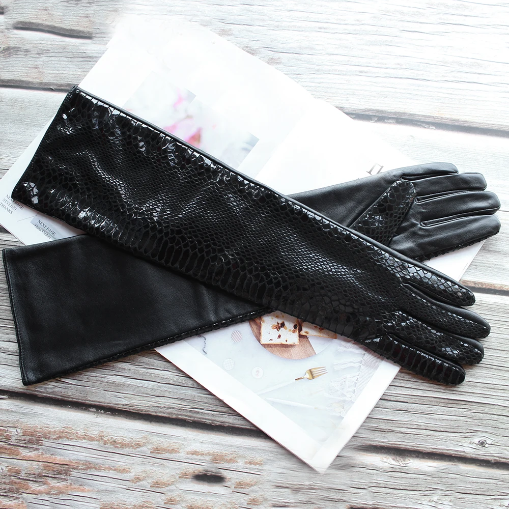 New Women's Long Snake Pattern Gloves Black Fashion Velvet Lining Winter Warmth Outdoor Travel Leather Gloves Two Colors