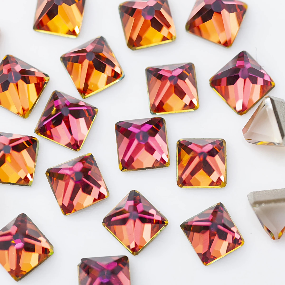 100 Stück Verschiedenfarbige 3D-Kristall-Nagelcharms Strasssteine für Nägel Geometrische Würfel Quadratische DIY-Nagelkunst-Schmuckdekorationen – Detail 4