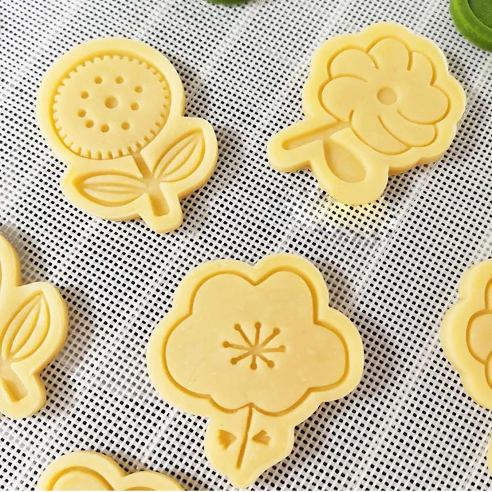 4Pcs/Set 3D Flower Pattern Plastic Biscuit Mold DIY Kitchen Cake Decorating Tools Cookie Cutter Stamp Fondant Embosser Die