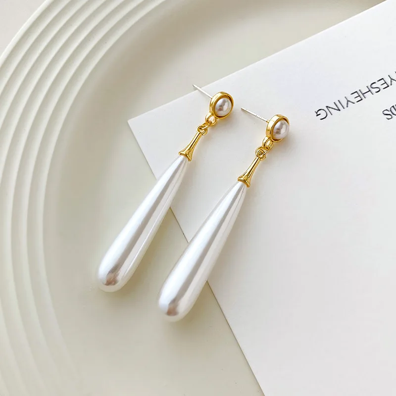 WENHQ Hot Sale Vintage Gold Color Long Style Pearl Clip on Earrings No Pierced for Women Fashion Statement Drop Earrings Jewelry