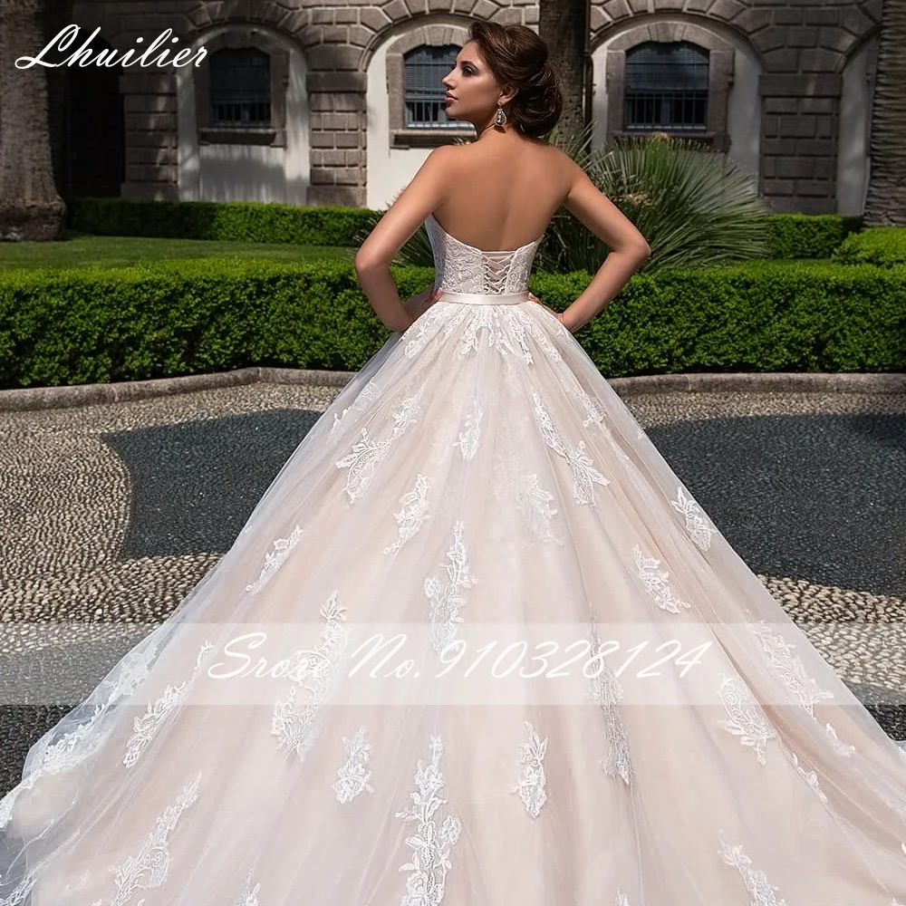 Suknie ślubne Lhuilier na zamówienie, fason A, bez ramiączek, z koronkowymi aplikacjami, długość do podłogi, bez rękawów, z odpinanym trenem.