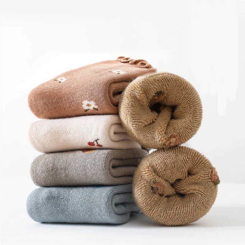 Рисунок 2 - Детские носки с цветочной вышивкой и краями