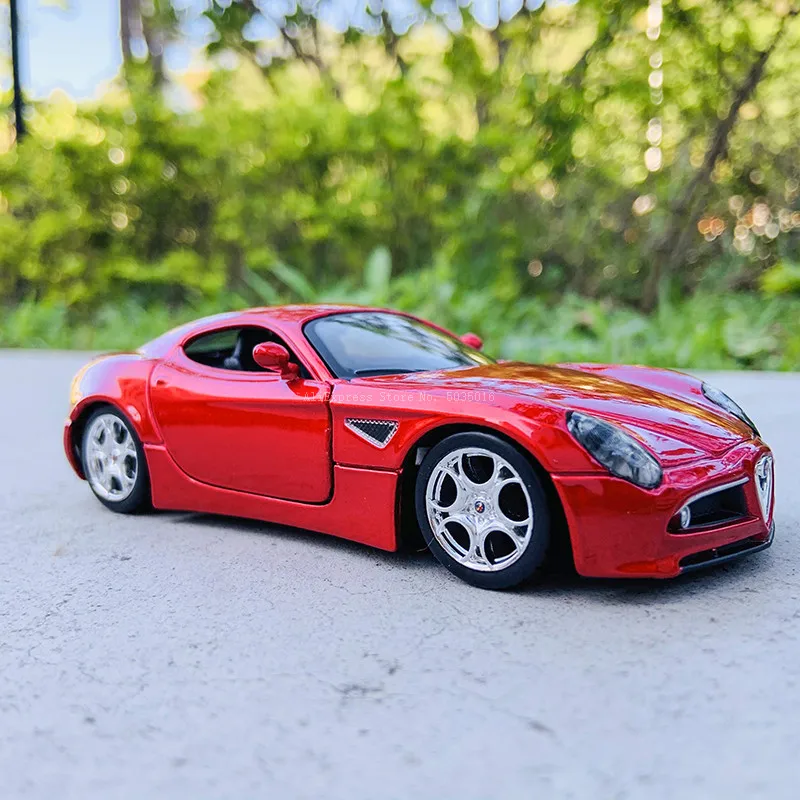 Bburago-Coche de juguete de Metal modelo Alfa Romeo 8C, vehículo de competición, regalos de colección de alta simulación, 1:32