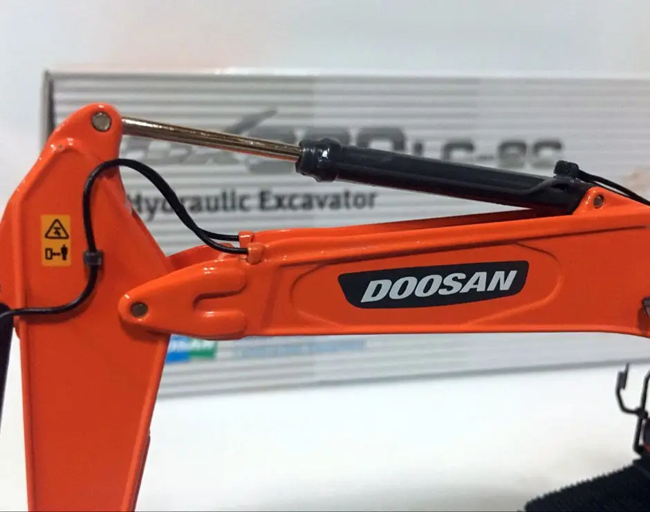 1/50 Doosan DX380LC-9C Hydraulic Excavator Scale Die-Cast Model Gifts Souvenir Toys