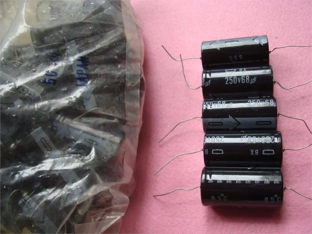 1pcs/1lot Original Black King Kong Japan Chemical 200V 250V 68UF BX axial tube amplifier cathode fever filter capacitor