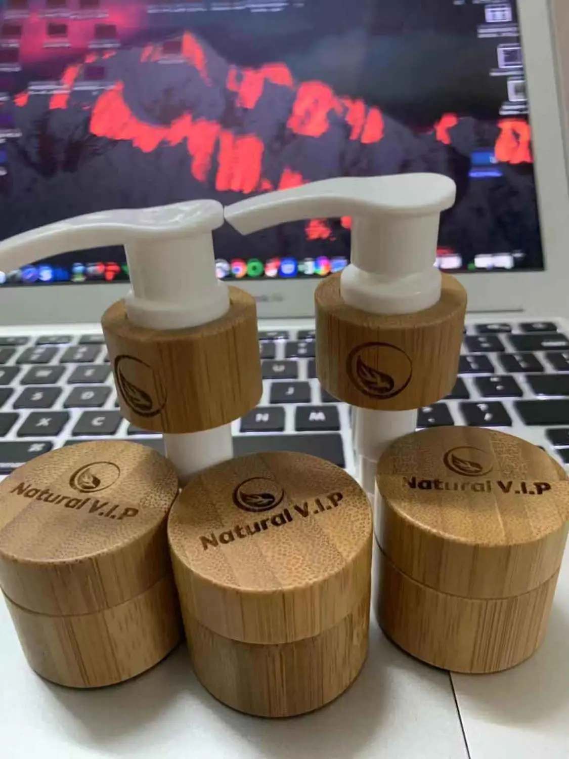 

Engraving logo on bamboo wooden lotion lids ,8oz Sprayer Dispenser Bottle,2oz 4oz bamboo lotion cap