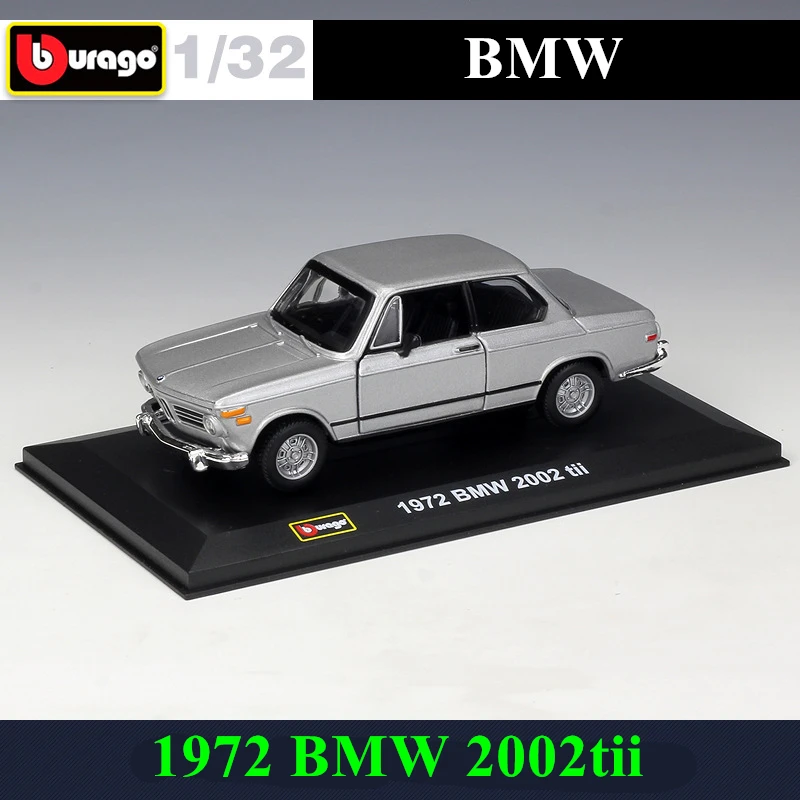 Bburago 1:32 1972 BMW 2002tii simulation alloy car model plexiglass dustproof display base package Collecting gifts