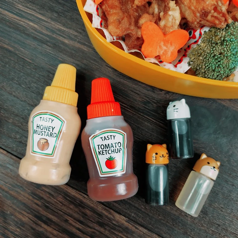 2pcs Mini Tomato Ketchup Bottle Portable Small Sauce Container Lovely Travel Picnic Salad Bottles Home Kitchen Bar Supplies