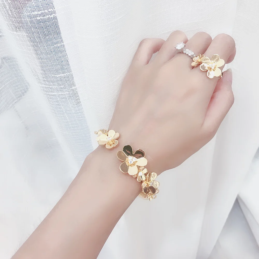 Popular lucky grass Bracelet Flower lady Bracelet Fashion high end and high quality Dance party  Free freight  gift gorgeous