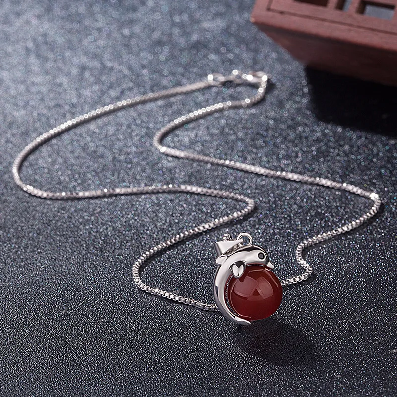 الطبيعية الخضراء اليشم العقيق دولفين قلادة عقيقة 925 قلادة فضية الصينية منحوتة دلايات المجوهرات تميمة للنساء