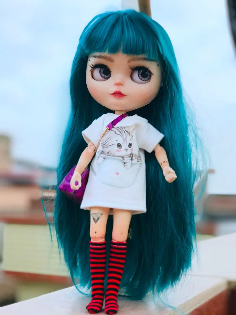 2PCS/Lot Cute Blyth Clothes Cat Pattern Printed Short T-Shirt + Stripe Black Red Knee High Socks for 1/6 Dolls Accessories