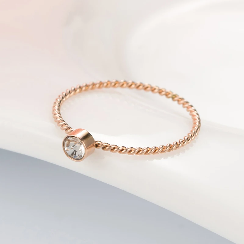 1มม.สแตนเลสสตีลแหวน Zircon ลวดถักบางแหวน Rose Gold ผู้หญิง Minimalist เครื่องประดับงานแต่งงานของขวัญขนาด5 9