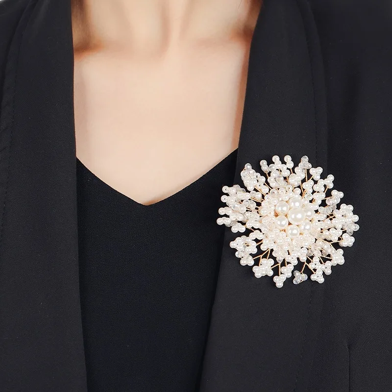 

TANGTANG Beads Brooch Elegant Luxury Imitation Pearl Brooch Female Fashion Snowflake Brooch High-end Corsage Coat Accessories