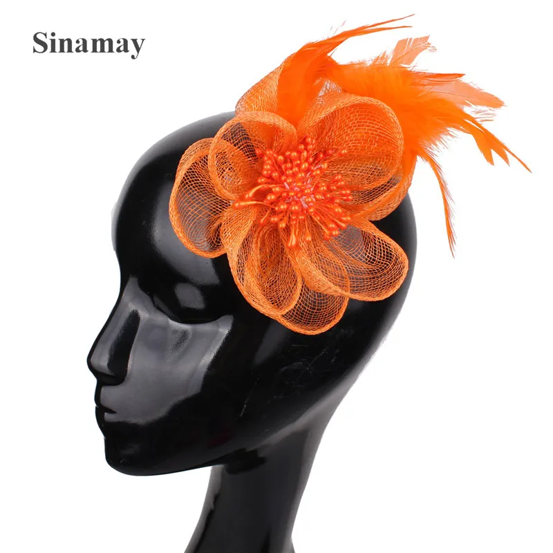 

Очаровательный Sinamay волосы аксессуары Fascinator для девочек повязка на голову, элегантная женская обувь с перьями и цветами Вечерние Коктейль аксессуары для волос