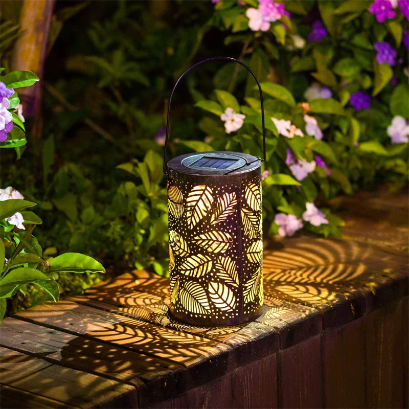 

Retro Solar Lantern Lights Outdoor Garden Hanging Lights Metal Leaf Pattern Lights Lamp for Courtyard Walkway Garden Decorations