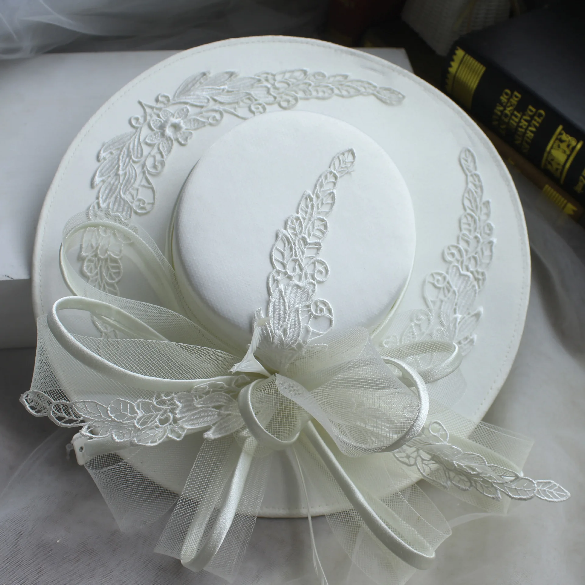 New satin lace White Bridal Dress Hat French Retro British Ladies Banquet Elegant Bow Tie Hat Bridal Headwear Wedding Accessorie