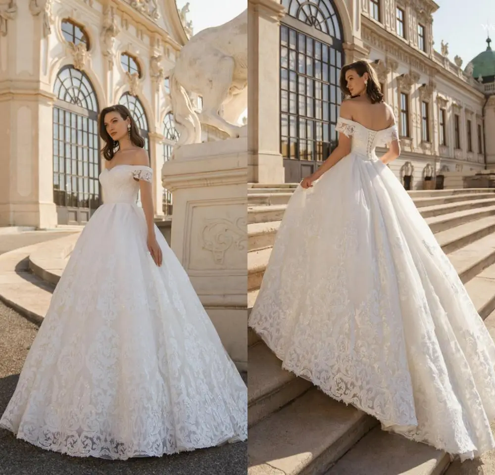 

2020 Bohemian Wedding Dresses Off Shoulder Lace Appliques Bridal Gowns Lace-up Back Sweep Train A-Line Wedding Dress