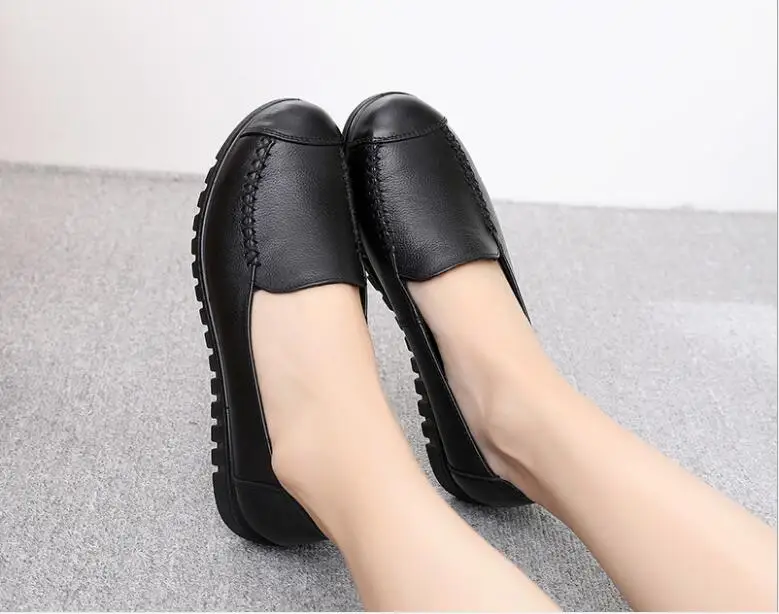Sexy Classic new Women Geniune Leather Shoes winter Mother Loafers Soft Leisure Flats Female Casual Shallow mouth non-slip shoes