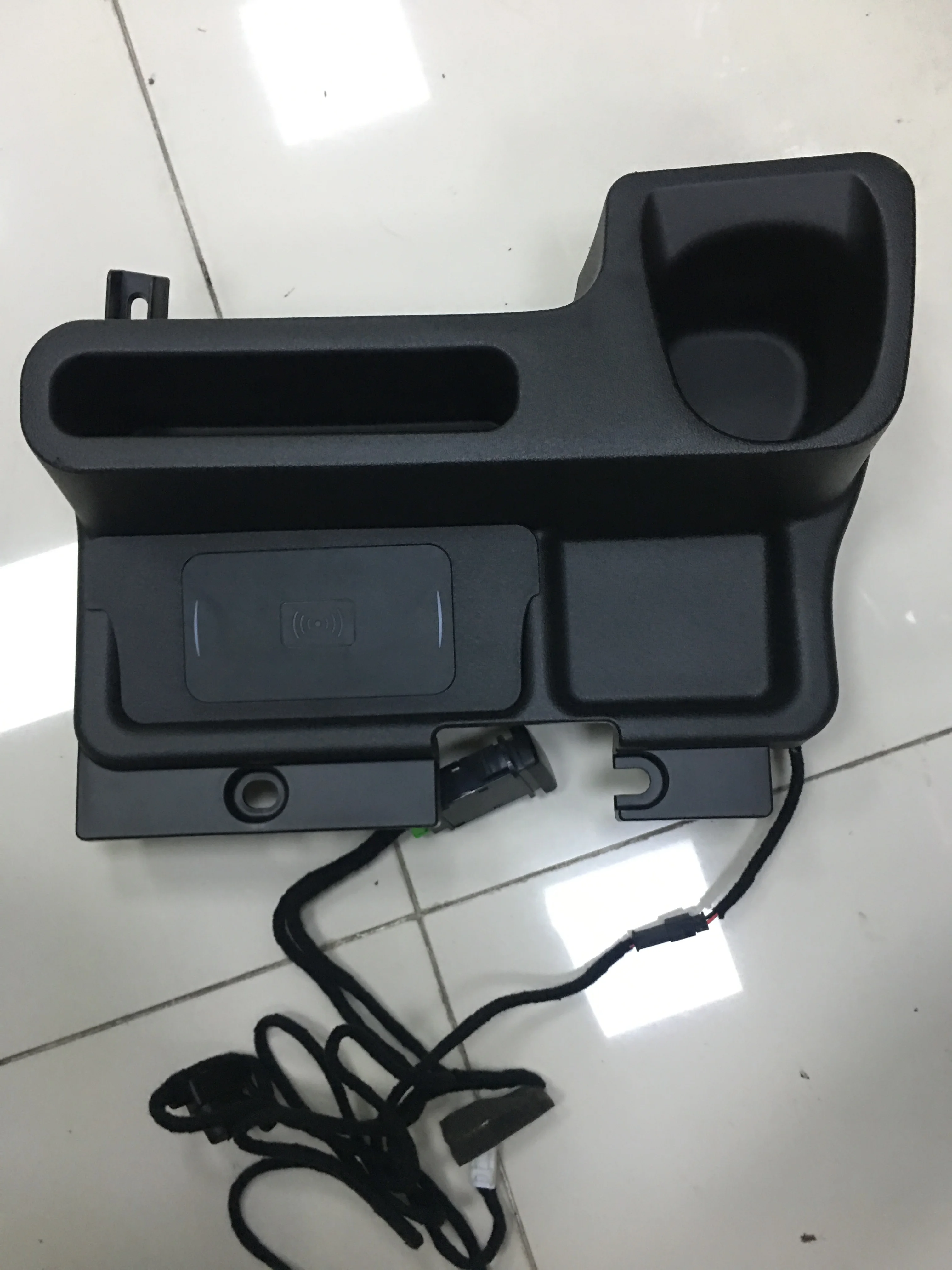 QC3.0 Fast Wireless Charger Centre Console Storage Box For Toyota Land Cruiser LC70 71 76 77 79 FJ70 FJ79 Accessories
