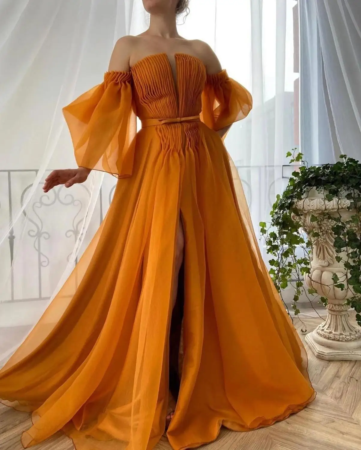 Nuovo Organza Tulle lungo arabo Eveing abiti 2021 Off the Shoulder lega arancione drappeggiato Split Prom Party Gown Vestidos De Feast