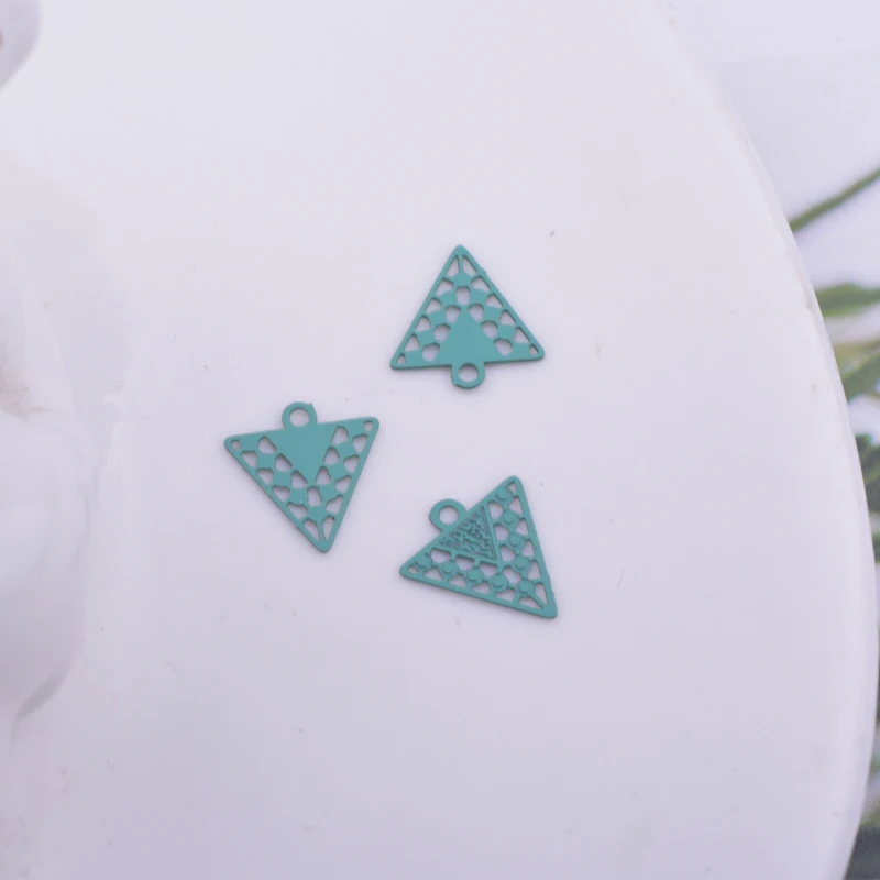100 Stück AC11639 10*12mm Filigrane Mini-Dreieck-Anhänger aus Metall-Messing, Dünne Geometrische Anhänger für DIY-Schmuck- und Ohrringherstellung – Detail 8