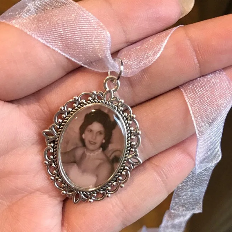 Ciondolo foto personalizzato, ciondolo Bouquet da sposa, ciondolo da sposa in stile vittoriano ovale, ciondolo foto commemorativo, regalo bomboniere