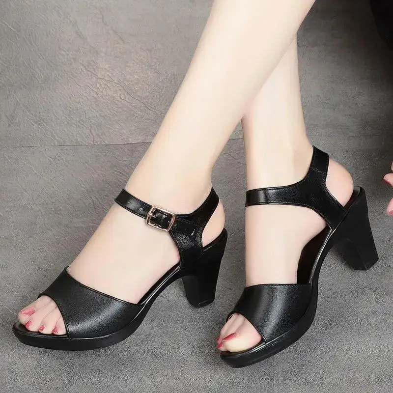 Cresfimix Sepatu Hak Persegi Ujung Terbuka Berongga Musim Panas Nyaman Hitam Fashion Wanita Hak Tinggi Ujung Terbuka Tali Gesper Musim Semi A9511