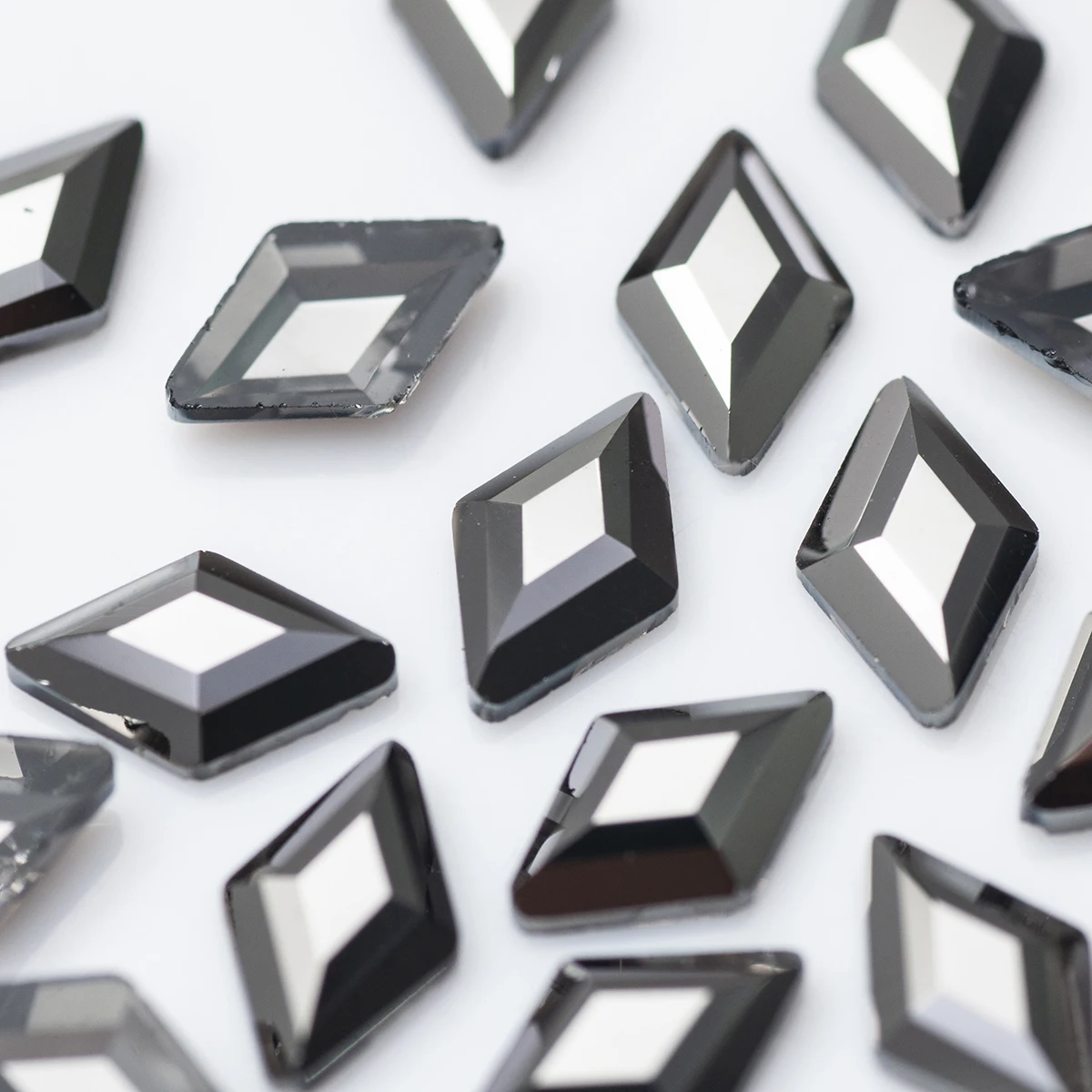 100 Stück/Set Nagelkunst-Strasssteine 3x5mm 4x6mm 5x8mm Flache Rhombus-Form Bunte Steine für 3D-Nagelkunst, Kleidungsstücke und Schmuckdekoration – Detail 3