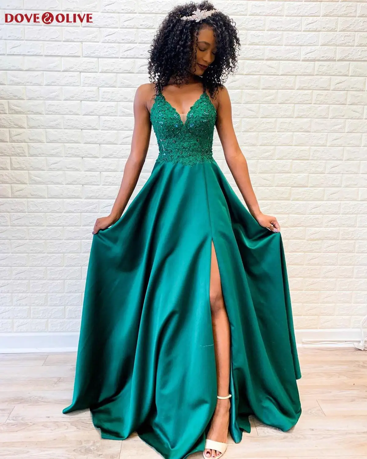 

Satin Green Long Prom Dress Lace Applique Beaded Spaghetti Strap V Neck with Lace Up Back Evening Party Gowns Sweep Train Custom